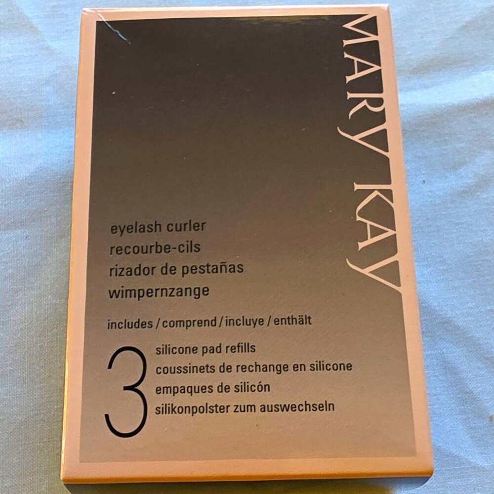 Mary Kay Eyelash Curler Set - New In Box (Includes 3 Silicone Refill Pads)